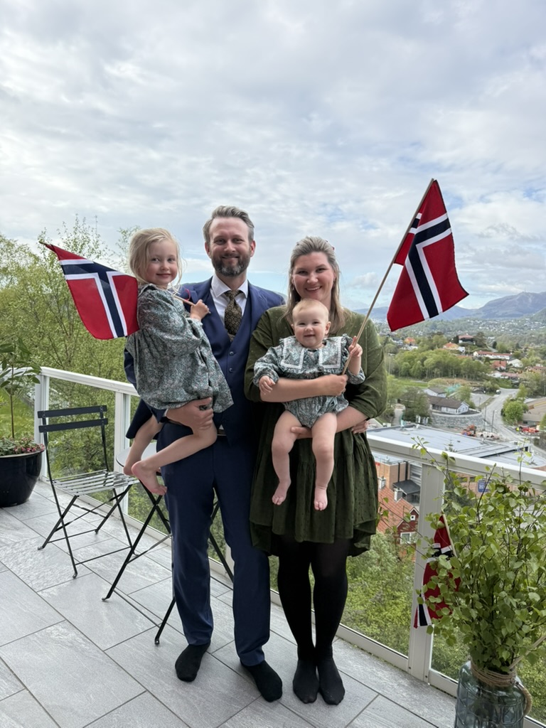 Familien på balkongen 17. mai