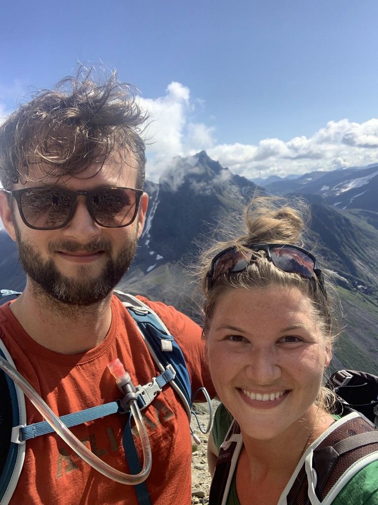 Kristina og Kenneth på en fjelltopp