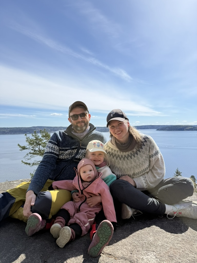 Familien på et svaberg ved fjorden