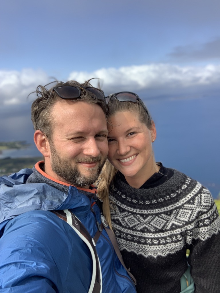 Kristina og Kenneth på tur med havet bak seg